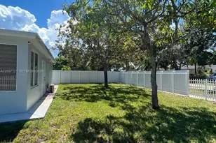 17080 NE 1st Ave, North Miami Beach, FL 33162 - Photo 6