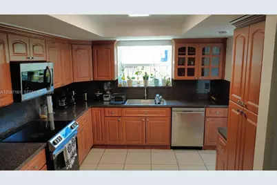 20042 W Lake Dr, Hialeah, FL 33015 - Photo 4