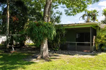 1010 NW 93rd Ter, Pembroke Pines, FL 33024 - Photo 18
