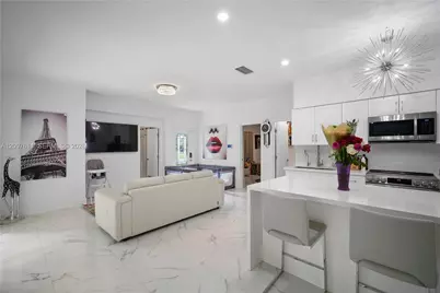 925 NE 4th St, Hallandale Beach, FL 33009 - Photo 2