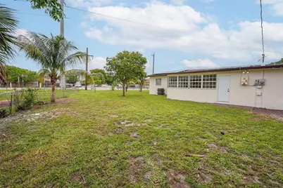 701 NW 176th Ter, Miami Gardens, FL 33169 - Photo 14