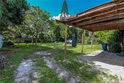 1056 NE 34th Ct, Oakland Park, FL 33334 - Photo 4