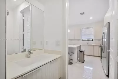 8110 NW 104th Ct, Doral, FL 33178 - Photo 8