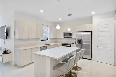 8110 NW 104th Ct, Doral, FL 33178 - Photo 6