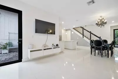 8110 NW 104th Ct, Doral, FL 33178 - Photo 4