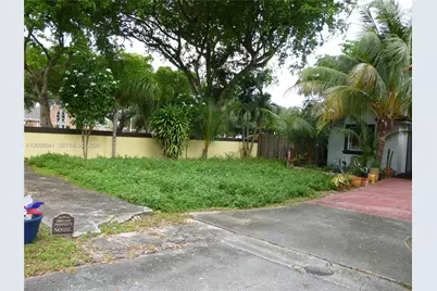 8161 NW 186th Ter, Hialeah, FL 33015 - Photo 2