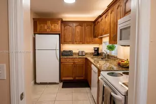 8065 SW 107th Ave, Miami, FL 33173 - Photo 4