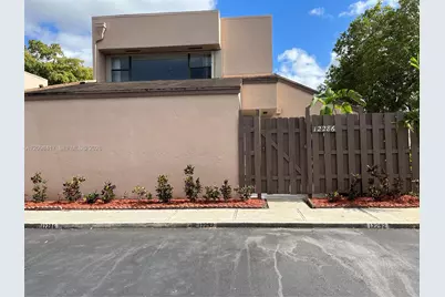 12286 NW 13th Ct, Pembroke Pines, FL 33026 - Photo 2
