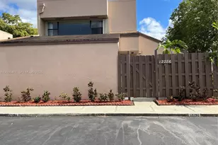 12286 NW 13th Ct, Pembroke Pines, FL 33026 - Photo 2