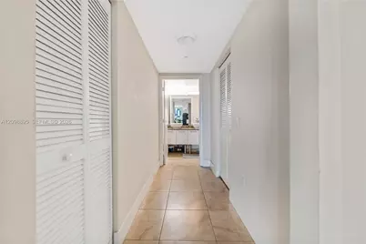 41 SE 5th St #811, Miami, FL 33131 - Photo 16