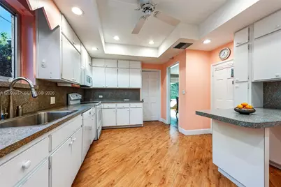 6415 Pine Tree Drive Cir, Miami Beach, FL 33141 - Photo 10