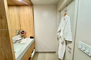 11 NE 6th St, Miami, FL 33132 - Photo 10