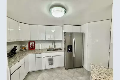 801 Brickell Bay Dr #570, Miami, FL 33131 - Photo 2