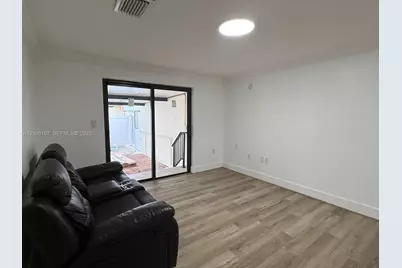720 NW 19th Ct, Miami, FL 33125 - Photo 2