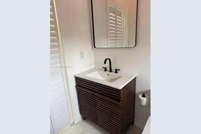 720 NW 19th Ct, Miami, FL 33125 - Photo 10
