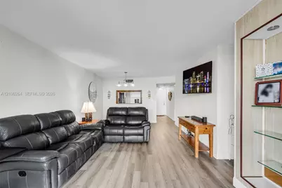 1100 Colony Point Cir #504, Pembroke Pines, FL 33026 - Photo 6