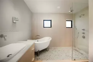 7238 Jacaranda Ln, Miami Lakes, FL 33014 - Photo 14
