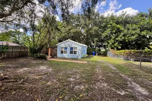 215 Columbus Pkwy, Hollywood, FL 33021 - Photo 1