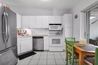7677 NW 180th Ter, Hialeah, FL 33015 - Photo 18