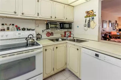 440 Paradise Isle Blvd #107, Hallandale Beach, FL 33009 - Photo 12