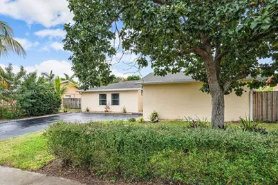 387 NW 39th Way, Deerfield Beach, FL 33442 - Photo 2