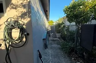 6968 W 24th Ct, Hialeah, FL 33016 - Photo 30