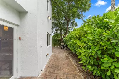 20205 W Oak Haven Cir, Miami, FL 33179 - Photo 38