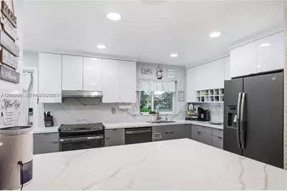 341 SW 54th Ave, Plantation, FL 33317 - Photo 14