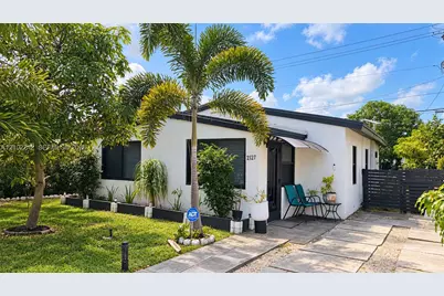 2727 NE 6th Ln, Wilton Manors, FL 33334 - Photo 2