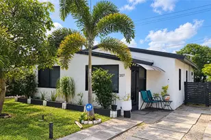 2727 NE 6th Ln, Wilton Manors, FL 33334 - Photo 2