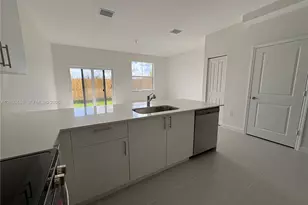 2558 SE 29th St, Homestead, FL 33035 - Photo 6