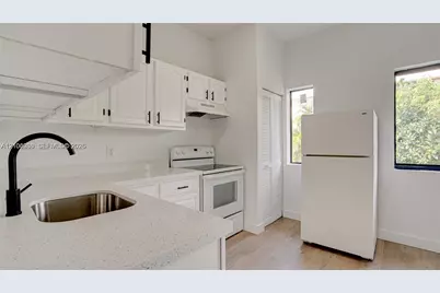 1330 NW 5th St #4, Miami, FL 33125 - Photo 6