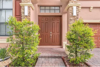 642 SE 37th Pl, Homestead, FL 33033 - Photo 2