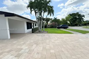 10431 SW 54th St, Miami, FL 33165 - Photo 4