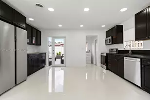 1910 NW 36th St, Oakland Park, FL 33309 - Photo 14
