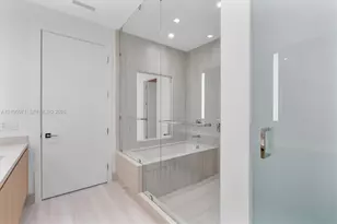 2411 Laguna Cir, Miami, FL 33180 - Photo 56