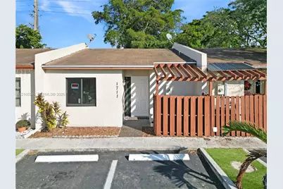 1711 NW 92nd Ave, Pembroke Pines, FL 33024 - Photo 1