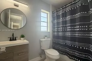110 SE 7th St, Hallandale Beach, FL 33009 - Photo 16