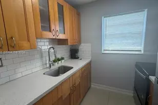 110 SE 7th St, Hallandale Beach, FL 33009 - Photo 6