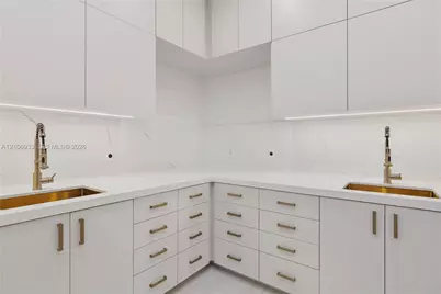 175 SW 7th St #1707, Miami, FL 33130 - Photo 10