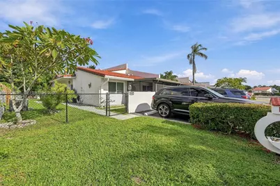 8292 NW 36th St, Sunrise, FL 33351 - Photo 2