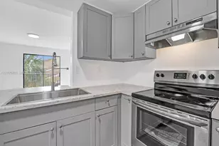 251 W Palm Cir W, Pembroke Pines, FL 33025 - Photo 6