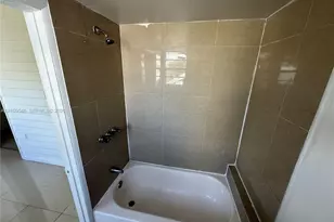 548 NW 30th St, Miami, FL 33127 - Photo 10