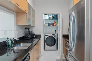31 SE 5th St, Miami, FL 33131 - Photo 12
