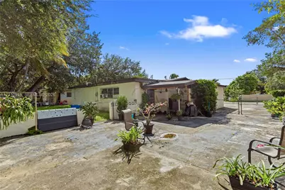 2007 NW 89th St, Miami, FL 33147 - Photo 6