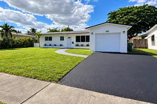 420 SW 71st Way, Pembroke Pines, FL 33023 - Photo 2