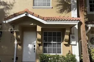 392 SW 122nd Ave, Pembroke Pines, FL 33025 - Photo 2