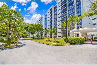 17021 N Bay Rd #101, Sunny Isles Beach, FL 33160 - Photo 2
