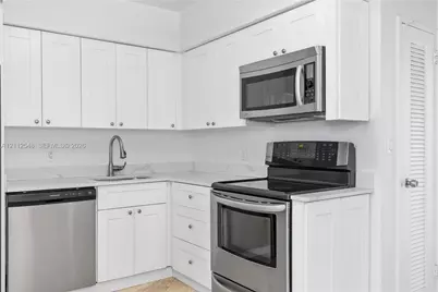 5700 Collins Ave #10D, Miami Beach, FL 33140 - Photo 14