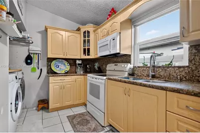 2427 W 70th Pl, Hialeah, FL 33016 - Photo 8